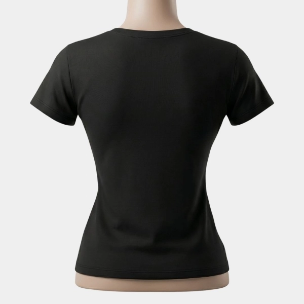CAMISETA FEMININA PRETA, LOGO EMBORRACHADA